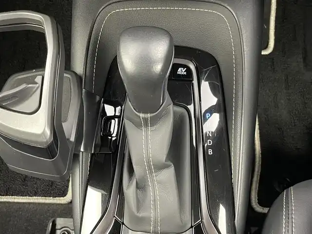 トヨタ カローラツーリング ハイブリッド ダブルバイビー 千葉県 2021(令3)年 2.8万km ブラックマイカ セーフティセンス（予防安全パッケージ）/・プリクラッシュセーフティ/（歩行者／自転車運転者検知機能付衝突回避支援タイプ）/・レーンディパーチャーアシスト/・全車速追従機能付レーダークルーズコントロール/・オートマチックハイビーム/・ロードサインアシスト/純正ディスプレイオーディオ/・Bluetooth接続/・バックカメラ/スマートキー/LEDヘッドライト/前後コーナーセンサー/ブラインドスポットモニター/純正ビルトインETC