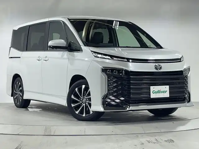 トヨタ ヴォクシー ハイブリッド S－Z 神奈川県 2025(令7)年 0.1千km プラチナホワイトパールマイカ 純正10.5インチ ディスプレイオーディオ PLUS/AM/FM/Bluetooth/フルセグ(走行中視聴不可)/CD/DVDデッキ/AppleCarplay/AndroidAut対応/T-Connect/ETC2.0/快適利便パッケージ/Toyota Safety Sense/・衝突被害軽減ブレーキ/・緊急時操舵支援/・LTA/LCA/・レーダークルーズコントロール/・AHS/・オートマチックハイビーム/・ロードサインアシスト/・ドライバー異常時対応システム/・発進遅れ告知機能/ブラインドスポットモニター/トヨタチームメイト/・アドバンスドパーク/パノラミッックビューモニター/・アドバンスト ドライブ(渋滞時支援)/ユニバーサルステップ/両側電動スライドドア/スペアタイヤ