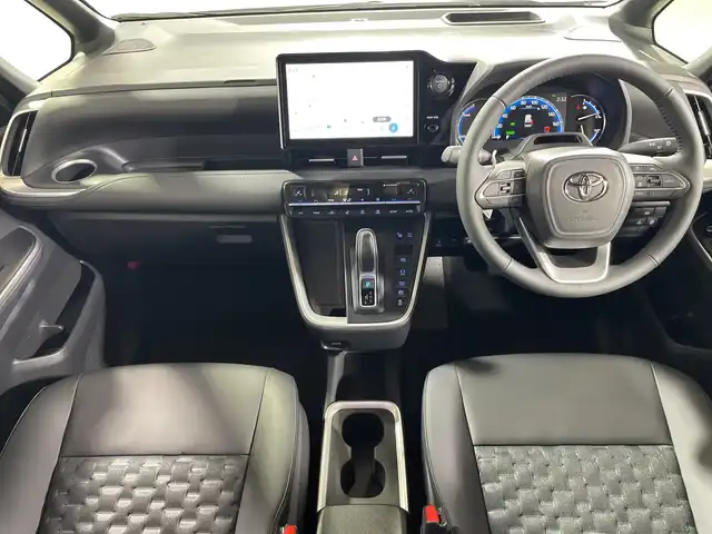 トヨタ ヴォクシー ハイブリッド S－Z 神奈川県 2025(令7)年 0.1千km プラチナホワイトパールマイカ 純正10.5インチ ディスプレイオーディオ PLUS/AM/FM/Bluetooth/フルセグ(走行中視聴不可)/CD/DVDデッキ/AppleCarplay/AndroidAut対応/T-Connect/ETC2.0/快適利便パッケージ/Toyota Safety Sense/・衝突被害軽減ブレーキ/・緊急時操舵支援/・LTA/LCA/・レーダークルーズコントロール/・AHS/・オートマチックハイビーム/・ロードサインアシスト/・ドライバー異常時対応システム/・発進遅れ告知機能/ブラインドスポットモニター/トヨタチームメイト/・アドバンスドパーク/パノラミッックビューモニター/・アドバンスト ドライブ(渋滞時支援)/ユニバーサルステップ/両側電動スライドドア/スペアタイヤ