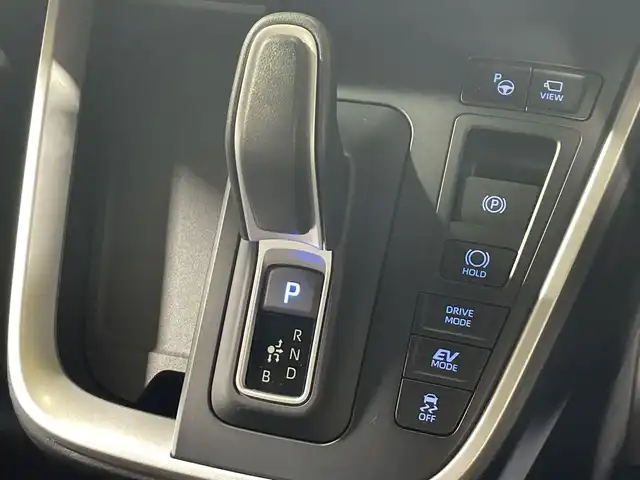 トヨタ ヴォクシー ハイブリッド S－Z 神奈川県 2025(令7)年 0.1千km プラチナホワイトパールマイカ 純正10.5インチ ディスプレイオーディオ PLUS/AM/FM/Bluetooth/フルセグ(走行中視聴不可)/CD/DVDデッキ/AppleCarplay/AndroidAut対応/T-Connect/ETC2.0/快適利便パッケージ/Toyota Safety Sense/・衝突被害軽減ブレーキ/・緊急時操舵支援/・LTA/LCA/・レーダークルーズコントロール/・AHS/・オートマチックハイビーム/・ロードサインアシスト/・ドライバー異常時対応システム/・発進遅れ告知機能/ブラインドスポットモニター/トヨタチームメイト/・アドバンスドパーク/パノラミッックビューモニター/・アドバンスト ドライブ(渋滞時支援)/ユニバーサルステップ/両側電動スライドドア/スペアタイヤ