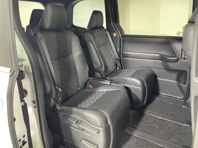 トヨタ ヴォクシー ハイブリッド S－Z 神奈川県 2025(令7)年 0.1千km プラチナホワイトパールマイカ 純正10.5インチ ディスプレイオーディオ PLUS/AM/FM/Bluetooth/フルセグ(走行中視聴不可)/CD/DVDデッキ/AppleCarplay/AndroidAut対応/T-Connect/ETC2.0/快適利便パッケージ/Toyota Safety Sense/・衝突被害軽減ブレーキ/・緊急時操舵支援/・LTA/LCA/・レーダークルーズコントロール/・AHS/・オートマチックハイビーム/・ロードサインアシスト/・ドライバー異常時対応システム/・発進遅れ告知機能/ブラインドスポットモニター/トヨタチームメイト/・アドバンスドパーク/パノラミッックビューモニター/・アドバンスト ドライブ(渋滞時支援)/ユニバーサルステップ/両側電動スライドドア/スペアタイヤ