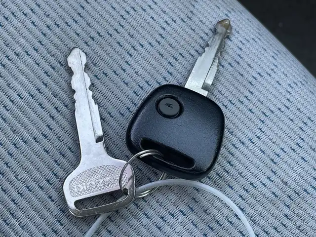 スズキ アルト エコ L 佐賀県 2014(平26)年 7.4万km スペリアホワイト/シルキーシルバーメタリック 純正オーディオ/・AM/FM/CD/前方ドライブレコーダー/ETC/アイドリングストップ/ISOFIX対応/純正フロアマット/ドアバイザ―/新車保証書/取扱説明書/スペアキー１本