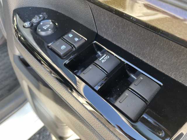 ホンダ Ｎ ＢＯＸ カスタム G L ホンダセンシング 千葉県 2018(平30)年 4.7万km プラチナホワイトパール 純正ナビ/(Bluetoothフルセグ/TV/SD/AUX/iPod)/ドライブレコーダー(前後)/衝突被害軽減システム/車線逸脱警報/バックカメラ/クルーズコントロール/片側パワースライドドア/横滑り防止装置/ETC/アイドリングストップ/LEDヘッドライト/フォグランプ/オートライト/ウィンカーミラー/電動格納ミラー/純正14インチAW/シートリフター/プッシュスタート/スマートキー/ドアバイザー/フロアマット/スペアキー/取扱説明書/保証書