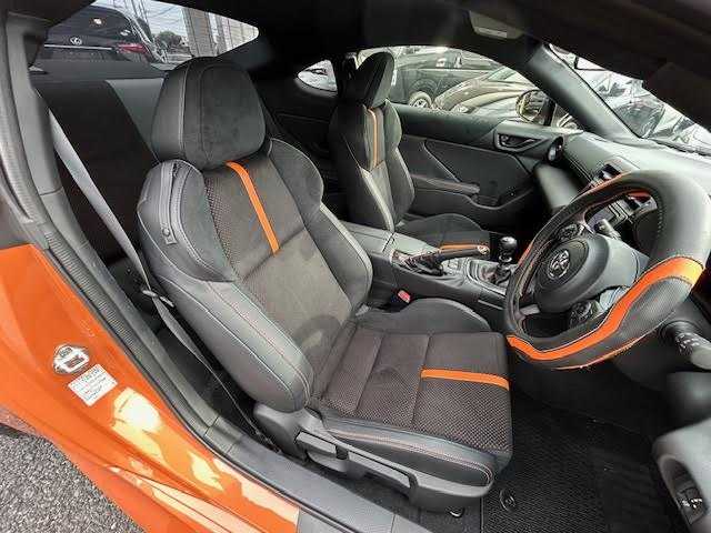 トヨタ ＧＲ８６ RZ 10thアニバーサリーLTD 埼玉県 2023(令5)年 0.3万km フレイムオレンジ ワンオーナー/社外9インチメモリーナビ/CD/DVD/SD/BT/USB/フルセグTV/GRパフォーマンスダンパー/純正18インチAW/クルーズコントロール/ハーフレザーシート/シートヒーター/ステアリングリモコン/バックカメラ/USB充電ポート/オートライト/LEDヘッドライト/リアフォグライト/プッシュスタート/フロアマット