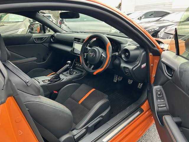 トヨタ ＧＲ８６ RZ 10thアニバーサリーLTD 埼玉県 2023(令5)年 0.3万km フレイムオレンジ ワンオーナー/社外9インチメモリーナビ/CD/DVD/SD/BT/USB/フルセグTV/GRパフォーマンスダンパー/純正18インチAW/クルーズコントロール/ハーフレザーシート/シートヒーター/ステアリングリモコン/バックカメラ/USB充電ポート/オートライト/LEDヘッドライト/リアフォグライト/プッシュスタート/フロアマット