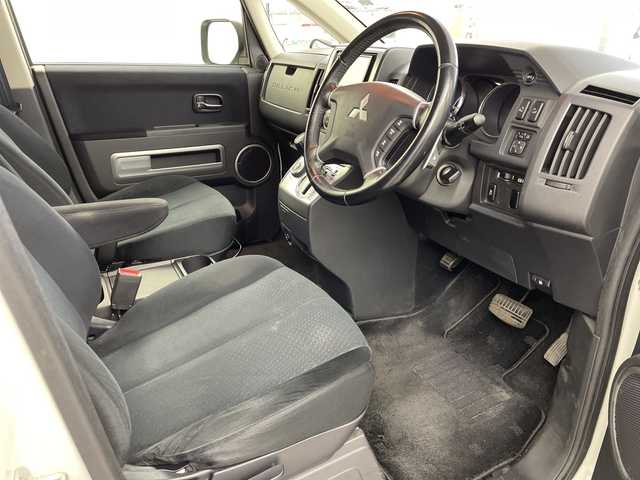 三菱 デリカＤ：５ D－Power package 岐阜県 2013(平25)年 8万km ウォームホワイトP/クールシルバー アルパインナビ　/・Ｂｌｕｅｔｏｏｔｈ　/バッツクカメラ　/両側パワースライドドア　/４ＷＤ　/ＥＴＣ　/オートヘッドライト　/パドルシフト　/革巻きステアリング　/電格ミラー　/クルーズコントロール　/スマートキート/社外フロアマット/純正アルミホイール