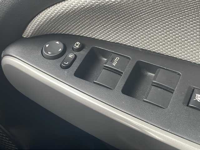 マツダ デミオ 13C－V 愛知県 2010(平22)年 18万km サンライトシルバーメタリック ＳＤナビ　/・ワンセグ/・CD/ＥＴＣ/ＡＢＳ/横滑り防止装置/盗難防止装置/オートライト/フォグランプ/パワーステアリング/パワーウィンドウ/リモコンキー/フロアマット/ダブルエアバッグ