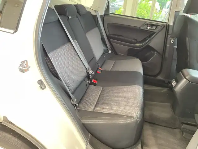 スバル フォレスター 2．0i－L アイサイト 埼玉県 2015(平27)年 6.6万km クリスタルホワイトP アイサイト/KENWOODナビ【ＭＤＶ－Ｄ５０２ＢＴ】/（Ｂｌｕｅｔｏｏｔｈ／フルセグＴＶ／ＣＤ／ＤＶＤ／ＵＳＢ）/バックカメラ/ＥＴＣ/４ＷＤ/レーダークルーズコントロール　/全席シートヒーター/前席パワーシート　/スマートキー/プッシュスタート/レーンキープアシスト/ダウンヒルアシストコントロール/オートライト/LEDライト/純正フロアマット/純正17インチアルミホイール/禁煙車