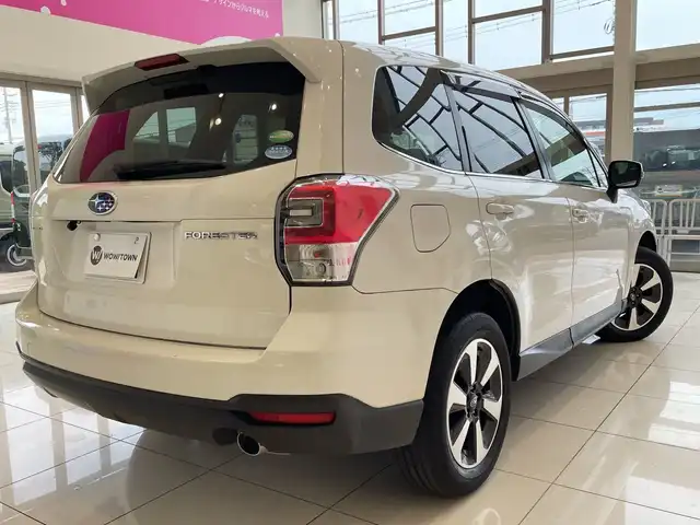スバル フォレスター 2．0i－L アイサイト 埼玉県 2015(平27)年 6.6万km クリスタルホワイトP アイサイト/KENWOODナビ【ＭＤＶ－Ｄ５０２ＢＴ】/（Ｂｌｕｅｔｏｏｔｈ／フルセグＴＶ／ＣＤ／ＤＶＤ／ＵＳＢ）/バックカメラ/ＥＴＣ/４ＷＤ/レーダークルーズコントロール　/全席シートヒーター/前席パワーシート　/スマートキー/プッシュスタート/レーンキープアシスト/ダウンヒルアシストコントロール/オートライト/LEDライト/純正フロアマット/純正17インチアルミホイール/禁煙車