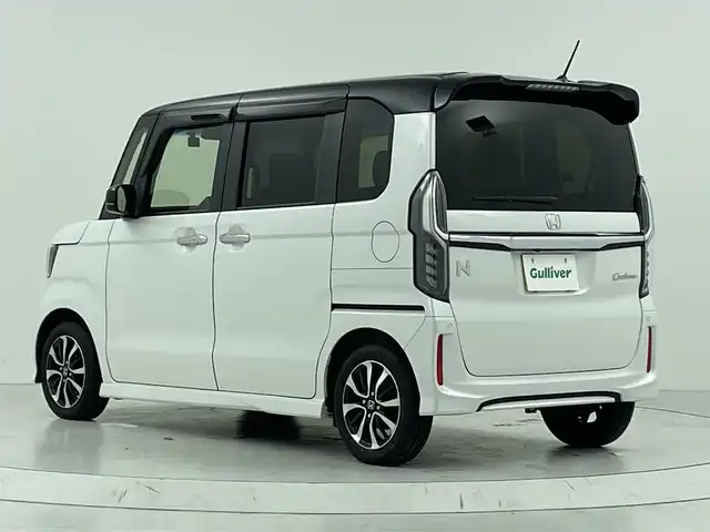 ホンダ Ｎ ＢＯＸ カスタム G EX ホンダセンシング 大阪府 2019(令1)年 5.8万km プラチナホワイトパール Honda SENSING/・衝突軽減ブレーキ（CMBS）/・誤発進抑制機能/・後方誤発進抑制機能/・路外逸脱抑制機能/・アダプティブクルーズコントロール（ACC／渋滞追従機能付）/・車線維持支援システム（LKAS）/・先行車発進お知らせ機能/・標識認識機能/・歩行者事故低減ステアリング/・オートハイビーム/純正ナビ/CD/DVD/BT/フルセグ/バックカメラ/両側パワースライドドア/LEDヘッドライト/オートライト/コーナーセンサー/ステアリングリモコン/スマートキー/プッシュスタート/ビルトインETC/ドアバイザー/フロアマット