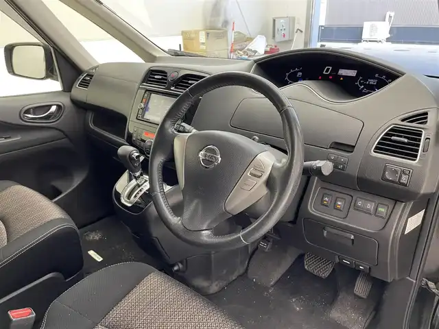 日産 セレナ HWS S HV Vセレ +Sefty Aセーフ 滋賀県 2014(平26)年 5.9万km ダイヤモンドブラック 禁煙車/純正メモリナビ（MC314D-W）/・CD/DVD再生/社外フリップダウンモニター/ワンセグテレビ/アラウンドビューモニター/純正16AW/エマージェンシーブレーキ/・クルーズコントロール/・横滑り防止機能/・前後コーナーセンサー/LEDオートライト/アイドリングストップ/ビルトインETC/　