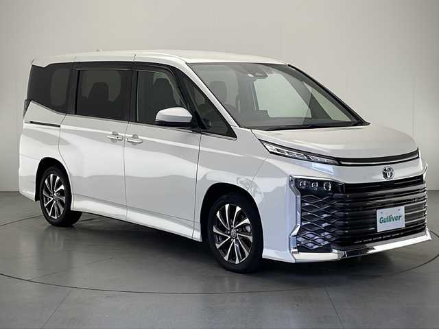 トヨタ ヴォクシー S－Z 宮崎県 2023(令5)年 2万km ホワイトパールクリスタルシャイン 禁煙車/トヨタセーフティセンス/純正10.5型ディスプレイオーディオナビTV/（T-CONNECT/Bluetooth/CD/DVD/FMAM/フルセグTV）/純正14型リアフリップダウンモニター/純正バックカメラ/純正ビルトイン2.0ETC/純正3眼LEDオートライト/純正LEDフォグ/純正17インチアルミ/両側電動スライドドア/プリクラッシュセーフティ/オートマチックハイビーム/レーンディパーチャーアラート/アダプティブクルーズコントロール/電子パーキング/オートホールド/クリアランスソナー/ウインカードアミラー/Wオートエアコン/前席シートヒーター/スマートキー/プッシュエンジンスタート/スペアキー/新車時保証書/取扱い説明書