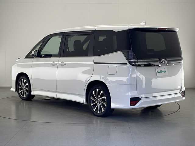 トヨタ ヴォクシー S－Z 宮崎県 2023(令5)年 2万km ホワイトパールクリスタルシャイン 禁煙車/トヨタセーフティセンス/純正10.5型ディスプレイオーディオナビTV/（T-CONNECT/Bluetooth/CD/DVD/FMAM/フルセグTV）/純正14型リアフリップダウンモニター/純正バックカメラ/純正ビルトイン2.0ETC/純正3眼LEDオートライト/純正LEDフォグ/純正17インチアルミ/両側電動スライドドア/プリクラッシュセーフティ/オートマチックハイビーム/レーンディパーチャーアラート/アダプティブクルーズコントロール/電子パーキング/オートホールド/クリアランスソナー/ウインカードアミラー/Wオートエアコン/前席シートヒーター/スマートキー/プッシュエンジンスタート/スペアキー/新車時保証書/取扱い説明書