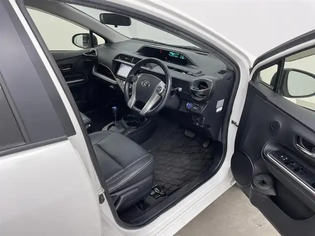 トヨタ アクア G ブラックソフトレザーセレ 大分県 2013(平25)年 7.1万km ライムホワイトパールクリスタルシャイン AW付スタッドレスタイヤ車載/純正SDナビ/CD/DVD/フルセグTV/Bluetooth/車外カメラ(前後)/ECO/EVモード/スペアキー1本/ETC