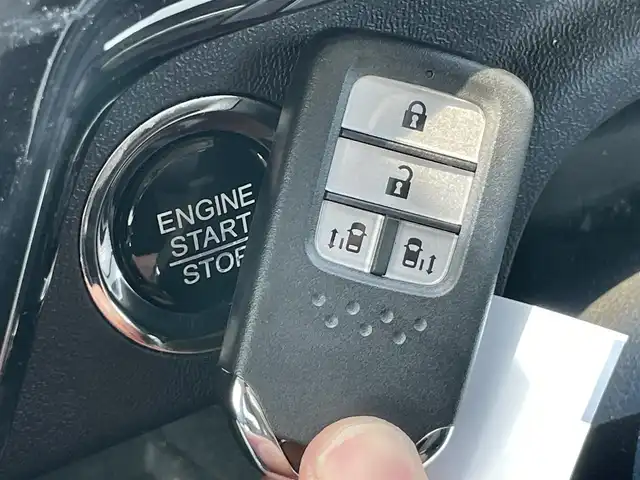 ホンダ ステップワゴン スパーダ ホンダセンシング 千葉県 2017(平29)年 13.7万km ホワイトオーキッドパール 衝突軽減ブレーキ/両側パワースライドドア/純正フリップダウンモニター/純正７インチメモリナビ/フルセグＴＶ/バックカメラ/ＥＴＣ/ＬＥＤヘッドライト/オートライト/純正１６インチアルミホイール
