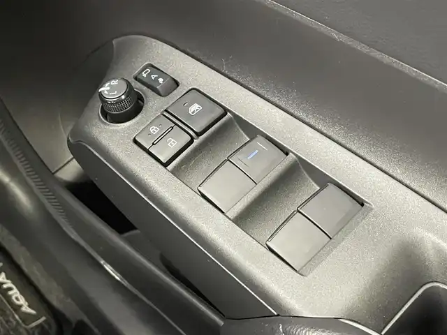 トヨタ アクア X 千葉県 2022(令4)年 2.5万km ブラックマイカ 禁煙車/トヨタセーフティセンス/・プリクラッシュセーフティ/・オートマチックハイビーム /・レーンディパーチャーアラート（LDA）/・ロードサインアシスト（RSA）/・セカンダリーコリジョンブレーキ/・先行車発進お知らせ機能/クリアランスソナー /レーダークルーズコントロール/純正ディスプレイオーディオ/バックカメラ/ETC/ステアリングスイッチ/ヘッドライトレベライザー /電動格納ミラー/純正フロアマット/LEDヘッドライト