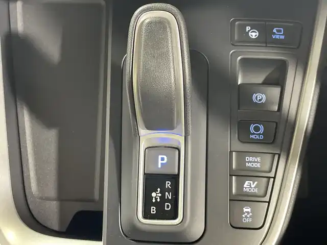 トヨタ ヴォクシー ハイブリッド S－Z 神奈川県 2025(令7)年 0.1千km プラチナホワイトパールマイカ 10.5インチディスプレイオーディオPLUS＋HDMI/両側パワースライドドア/パノラミックビューモニター/快適利便パッケージHI/ユニバーサルステップ/トヨタチームメイト/ブラインドスポットモニター/セーフイグジットアシスト/フロントクロストラフィックアラート/レーンチェンジアシスト/プロジェクターLEDヘッドライト/アダプティブハイビームシステム/ハーフレザーシート/前席シートヒーター/デジタルインナーミラー/全周囲カメラ/カラーヘッドアップディスプレイ