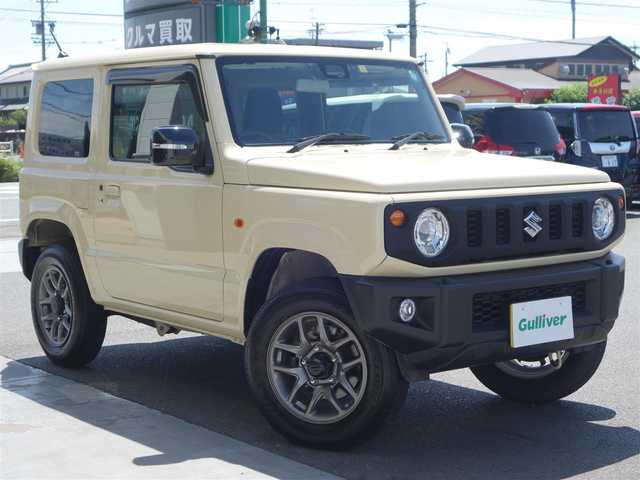 スズキ ジムニー XC 静岡県 2022(令4)年 0.7万km シフォンアイボリーM 法人ワンオーナー／禁煙車/走行距離8千キロ/スズキセーフティサポート/　・デュアルセンサーブレーキサポート/　・誤発進抑制機能/　・車線逸脱警報/　・ふらつき警報/　・先行車発進のお知らせ/　・標識認識機能/　・ハイビームアシスト/　・クルーズコントロール/ディーラーオプション8インチSDナビ/　CD/DVD/SD/BT/USB/MSV/フルセグTV/バックカメラ/ビルトインETC/純正前方ドライブレコーダー/オートエアコン/プッシュスタート／スマートキー/スペアタイヤ/プライバシーガラス/純正フロアマット／ドアバイザー/取扱説明書／保証書