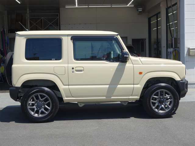 スズキ ジムニー XC 静岡県 2022(令4)年 0.7万km シフォンアイボリーM 法人ワンオーナー／禁煙車/走行距離8千キロ/スズキセーフティサポート/　・デュアルセンサーブレーキサポート/　・誤発進抑制機能/　・車線逸脱警報/　・ふらつき警報/　・先行車発進のお知らせ/　・標識認識機能/　・ハイビームアシスト/　・クルーズコントロール/ディーラーオプション8インチSDナビ/　CD/DVD/SD/BT/USB/MSV/フルセグTV/バックカメラ/ビルトインETC/純正前方ドライブレコーダー/オートエアコン/プッシュスタート／スマートキー/スペアタイヤ/プライバシーガラス/純正フロアマット／ドアバイザー/取扱説明書／保証書
