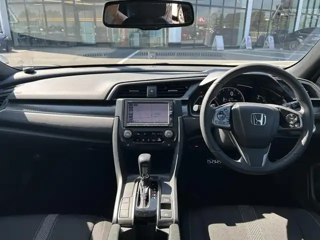 ホンダ シビック ハッチバック ホンダセンシング 栃木県 2018(平30)年 2.7万km ホワイトオーキッドパール ホンダセンシング/純正ナビ/Bluetooth/USB/バックカメラ/ビルトインETC/アダプティブクルーズコントロール/シートヒーター/ステアリングリモコン/パドルシフト/LEDオートライト/フォグランプ/オートハイビーム/アイドリングストップ/電子パーキングブレーキ/オートブレーキホールド/スマートキー