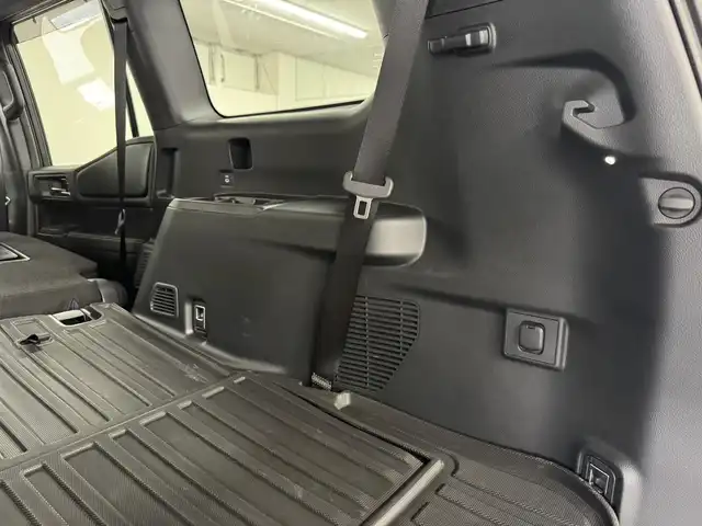 トヨタ ランドクルーザー ２５０ VX 三重県 2024(令6)年 0.8万km プラチナホワイトパールマイカ ガソリン/4WD/MTモード付フロア6AT/12.3インチナビ/（AM/FM/TV/Bluetooth/USB/iPod/CarPlay/AndroidAuto/Miracast）/パノラミックビューモニター（床下透過表示機能付）/ETC2.0/Toyota Safety Sense/●プリクラッシュセーフティ/●レーントレーシングアシスト＋LDA/●レーダークルコン/●オートハイビーム/●ロードサインアシスト/●ドライバー異常時対応システム/●プロアクティブドライビングアシスト/●発進遅れ告知機能/・ブラインドスポットモニター＋安心降車アシスト＋周辺車両接近時サポート（録画機能）/・ドライバーモニター/・パーキングサポートブレーキ（静止物・後方接近車両）/装備/・ムーンルーフ/・デジタルインナーミラー/・黒本革シート/・シートヒーター＋ベンチレーション（D/N）＋ステアリングヒーター/・パワーバックドア/・左右＆後席独立オートエアコン/・パワーシート（Dメモリー付8way/N4way）/・オートワイパー/・寒冷地仕様（リヤフォグライトなど）/・ステアリングスイッチ/・プッシュスタート/・純正18inAW/・保/取/・スマートキーx2/など