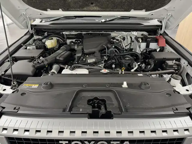 トヨタ ランドクルーザー ２５０ VX 三重県 2024(令6)年 0.8万km プラチナホワイトパールマイカ ガソリン/4WD/MTモード付フロア6AT/12.3インチナビ/（AM/FM/TV/Bluetooth/USB/iPod/CarPlay/AndroidAuto/Miracast）/パノラミックビューモニター（床下透過表示機能付）/ETC2.0/Toyota Safety Sense/●プリクラッシュセーフティ/●レーントレーシングアシスト＋LDA/●レーダークルコン/●オートハイビーム/●ロードサインアシスト/●ドライバー異常時対応システム/●プロアクティブドライビングアシスト/●発進遅れ告知機能/・ブラインドスポットモニター＋安心降車アシスト＋周辺車両接近時サポート（録画機能）/・ドライバーモニター/・パーキングサポートブレーキ（静止物・後方接近車両）/装備/・ムーンルーフ/・デジタルインナーミラー/・黒本革シート/・シートヒーター＋ベンチレーション（D/N）＋ステアリングヒーター/・パワーバックドア/・左右＆後席独立オートエアコン/・パワーシート（Dメモリー付8way/N4way）/・オートワイパー/・寒冷地仕様（リヤフォグライトなど）/・ステアリングスイッチ/・プッシュスタート/・純正18inAW/・保/取/・スマートキーx2/など