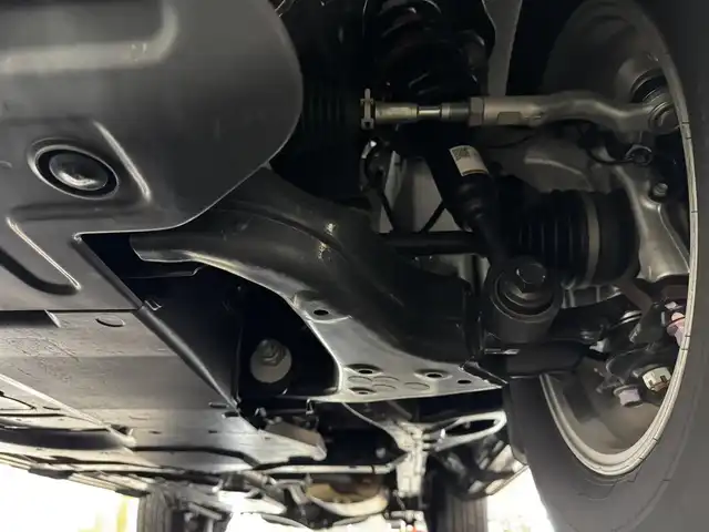 トヨタ ランドクルーザー ２５０ VX 三重県 2024(令6)年 0.8万km プラチナホワイトパールマイカ ガソリン/4WD/MTモード付フロア6AT/12.3インチナビ/（AM/FM/TV/Bluetooth/USB/iPod/CarPlay/AndroidAuto/Miracast）/パノラミックビューモニター（床下透過表示機能付）/ETC2.0/Toyota Safety Sense/●プリクラッシュセーフティ/●レーントレーシングアシスト＋LDA/●レーダークルコン/●オートハイビーム/●ロードサインアシスト/●ドライバー異常時対応システム/●プロアクティブドライビングアシスト/●発進遅れ告知機能/・ブラインドスポットモニター＋安心降車アシスト＋周辺車両接近時サポート（録画機能）/・ドライバーモニター/・パーキングサポートブレーキ（静止物・後方接近車両）/装備/・ムーンルーフ/・デジタルインナーミラー/・黒本革シート/・シートヒーター＋ベンチレーション（D/N）＋ステアリングヒーター/・パワーバックドア/・左右＆後席独立オートエアコン/・パワーシート（Dメモリー付8way/N4way）/・オートワイパー/・寒冷地仕様（リヤフォグライトなど）/・ステアリングスイッチ/・プッシュスタート/・純正18inAW/・保/取/・スマートキーx2/など