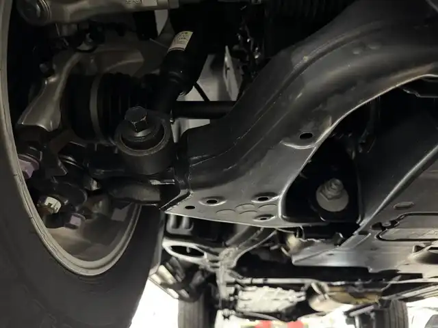 トヨタ ランドクルーザー ２５０ VX 三重県 2024(令6)年 0.8万km プラチナホワイトパールマイカ ガソリン/4WD/MTモード付フロア6AT/12.3インチナビ/（AM/FM/TV/Bluetooth/USB/iPod/CarPlay/AndroidAuto/Miracast）/パノラミックビューモニター（床下透過表示機能付）/ETC2.0/Toyota Safety Sense/●プリクラッシュセーフティ/●レーントレーシングアシスト＋LDA/●レーダークルコン/●オートハイビーム/●ロードサインアシスト/●ドライバー異常時対応システム/●プロアクティブドライビングアシスト/●発進遅れ告知機能/・ブラインドスポットモニター＋安心降車アシスト＋周辺車両接近時サポート（録画機能）/・ドライバーモニター/・パーキングサポートブレーキ（静止物・後方接近車両）/装備/・ムーンルーフ/・デジタルインナーミラー/・黒本革シート/・シートヒーター＋ベンチレーション（D/N）＋ステアリングヒーター/・パワーバックドア/・左右＆後席独立オートエアコン/・パワーシート（Dメモリー付8way/N4way）/・オートワイパー/・寒冷地仕様（リヤフォグライトなど）/・ステアリングスイッチ/・プッシュスタート/・純正18inAW/・保/取/・スマートキーx2/など