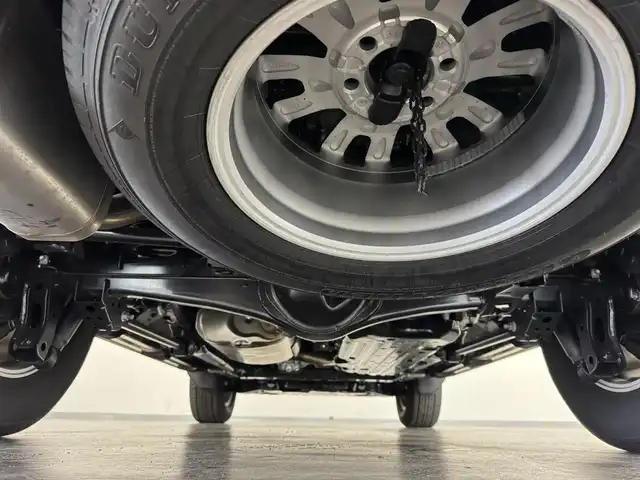 トヨタ ランドクルーザー ２５０ VX 三重県 2024(令6)年 0.8万km プラチナホワイトパールマイカ ガソリン/4WD/MTモード付フロア6AT/12.3インチナビ/（AM/FM/TV/Bluetooth/USB/iPod/CarPlay/AndroidAuto/Miracast）/パノラミックビューモニター（床下透過表示機能付）/ETC2.0/Toyota Safety Sense/●プリクラッシュセーフティ/●レーントレーシングアシスト＋LDA/●レーダークルコン/●オートハイビーム/●ロードサインアシスト/●ドライバー異常時対応システム/●プロアクティブドライビングアシスト/●発進遅れ告知機能/・ブラインドスポットモニター＋安心降車アシスト＋周辺車両接近時サポート（録画機能）/・ドライバーモニター/・パーキングサポートブレーキ（静止物・後方接近車両）/装備/・ムーンルーフ/・デジタルインナーミラー/・黒本革シート/・シートヒーター＋ベンチレーション（D/N）＋ステアリングヒーター/・パワーバックドア/・左右＆後席独立オートエアコン/・パワーシート（Dメモリー付8way/N4way）/・オートワイパー/・寒冷地仕様（リヤフォグライトなど）/・ステアリングスイッチ/・プッシュスタート/・純正18inAW/・保/取/・スマートキーx2/など