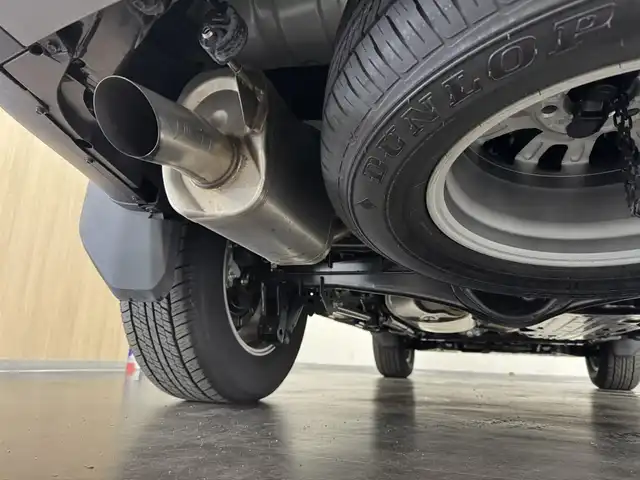 トヨタ ランドクルーザー ２５０ VX 三重県 2024(令6)年 0.8万km プラチナホワイトパールマイカ ガソリン/4WD/MTモード付フロア6AT/12.3インチナビ/（AM/FM/TV/Bluetooth/USB/iPod/CarPlay/AndroidAuto/Miracast）/パノラミックビューモニター（床下透過表示機能付）/ETC2.0/Toyota Safety Sense/●プリクラッシュセーフティ/●レーントレーシングアシスト＋LDA/●レーダークルコン/●オートハイビーム/●ロードサインアシスト/●ドライバー異常時対応システム/●プロアクティブドライビングアシスト/●発進遅れ告知機能/・ブラインドスポットモニター＋安心降車アシスト＋周辺車両接近時サポート（録画機能）/・ドライバーモニター/・パーキングサポートブレーキ（静止物・後方接近車両）/装備/・ムーンルーフ/・デジタルインナーミラー/・黒本革シート/・シートヒーター＋ベンチレーション（D/N）＋ステアリングヒーター/・パワーバックドア/・左右＆後席独立オートエアコン/・パワーシート（Dメモリー付8way/N4way）/・オートワイパー/・寒冷地仕様（リヤフォグライトなど）/・ステアリングスイッチ/・プッシュスタート/・純正18inAW/・保/取/・スマートキーx2/など