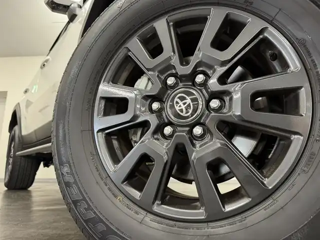 トヨタ ランドクルーザー ２５０ VX 三重県 2024(令6)年 0.8万km プラチナホワイトパールマイカ ガソリン/4WD/MTモード付フロア6AT/12.3インチナビ/（AM/FM/TV/Bluetooth/USB/iPod/CarPlay/AndroidAuto/Miracast）/パノラミックビューモニター（床下透過表示機能付）/ETC2.0/Toyota Safety Sense/●プリクラッシュセーフティ/●レーントレーシングアシスト＋LDA/●レーダークルコン/●オートハイビーム/●ロードサインアシスト/●ドライバー異常時対応システム/●プロアクティブドライビングアシスト/●発進遅れ告知機能/・ブラインドスポットモニター＋安心降車アシスト＋周辺車両接近時サポート（録画機能）/・ドライバーモニター/・パーキングサポートブレーキ（静止物・後方接近車両）/装備/・ムーンルーフ/・デジタルインナーミラー/・黒本革シート/・シートヒーター＋ベンチレーション（D/N）＋ステアリングヒーター/・パワーバックドア/・左右＆後席独立オートエアコン/・パワーシート（Dメモリー付8way/N4way）/・オートワイパー/・寒冷地仕様（リヤフォグライトなど）/・ステアリングスイッチ/・プッシュスタート/・純正18inAW/・保/取/・スマートキーx2/など