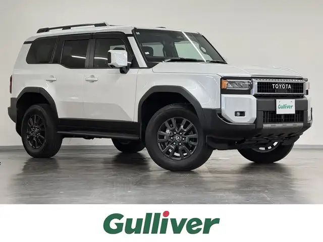 トヨタ ランドクルーザー ２５０ VX 三重県 2024(令6)年 0.8万km プラチナホワイトパールマイカ ガソリン/4WD/MTモード付フロア6AT/12.3インチナビ/（AM/FM/TV/Bluetooth/USB/iPod/CarPlay/AndroidAuto/Miracast）/パノラミックビューモニター（床下透過表示機能付）/ETC2.0/Toyota Safety Sense/●プリクラッシュセーフティ/●レーントレーシングアシスト＋LDA/●レーダークルコン/●オートハイビーム/●ロードサインアシスト/●ドライバー異常時対応システム/●プロアクティブドライビングアシスト/●発進遅れ告知機能/・ブラインドスポットモニター＋安心降車アシスト＋周辺車両接近時サポート（録画機能）/・ドライバーモニター/・パーキングサポートブレーキ（静止物・後方接近車両）/装備/・ムーンルーフ/・デジタルインナーミラー/・黒本革シート/・シートヒーター＋ベンチレーション（D/N）＋ステアリングヒーター/・パワーバックドア/・左右＆後席独立オートエアコン/・パワーシート（Dメモリー付8way/N4way）/・オートワイパー/・寒冷地仕様（リヤフォグライトなど）/・ステアリングスイッチ/・プッシュスタート/・純正18inAW/・保/取/・スマートキーx2/など
