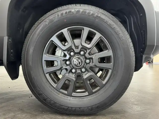 トヨタ ランドクルーザー ２５０ VX 三重県 2024(令6)年 0.8万km プラチナホワイトパールマイカ ガソリン/4WD/MTモード付フロア6AT/12.3インチナビ/（AM/FM/TV/Bluetooth/USB/iPod/CarPlay/AndroidAuto/Miracast）/パノラミックビューモニター（床下透過表示機能付）/ETC2.0/Toyota Safety Sense/●プリクラッシュセーフティ/●レーントレーシングアシスト＋LDA/●レーダークルコン/●オートハイビーム/●ロードサインアシスト/●ドライバー異常時対応システム/●プロアクティブドライビングアシスト/●発進遅れ告知機能/・ブラインドスポットモニター＋安心降車アシスト＋周辺車両接近時サポート（録画機能）/・ドライバーモニター/・パーキングサポートブレーキ（静止物・後方接近車両）/装備/・ムーンルーフ/・デジタルインナーミラー/・黒本革シート/・シートヒーター＋ベンチレーション（D/N）＋ステアリングヒーター/・パワーバックドア/・左右＆後席独立オートエアコン/・パワーシート（Dメモリー付8way/N4way）/・オートワイパー/・寒冷地仕様（リヤフォグライトなど）/・ステアリングスイッチ/・プッシュスタート/・純正18inAW/・保/取/・スマートキーx2/など