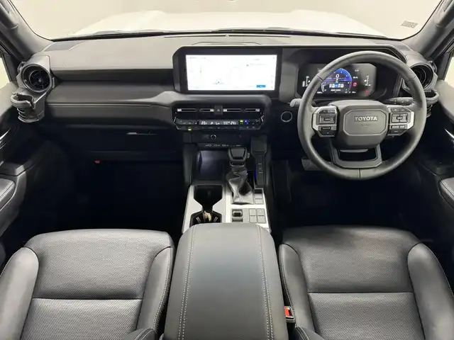 トヨタ ランドクルーザー ２５０ VX 三重県 2024(令6)年 0.8万km プラチナホワイトパールマイカ ガソリン/4WD/MTモード付フロア6AT/12.3インチナビ/（AM/FM/TV/Bluetooth/USB/iPod/CarPlay/AndroidAuto/Miracast）/パノラミックビューモニター（床下透過表示機能付）/ETC2.0/Toyota Safety Sense/●プリクラッシュセーフティ/●レーントレーシングアシスト＋LDA/●レーダークルコン/●オートハイビーム/●ロードサインアシスト/●ドライバー異常時対応システム/●プロアクティブドライビングアシスト/●発進遅れ告知機能/・ブラインドスポットモニター＋安心降車アシスト＋周辺車両接近時サポート（録画機能）/・ドライバーモニター/・パーキングサポートブレーキ（静止物・後方接近車両）/装備/・ムーンルーフ/・デジタルインナーミラー/・黒本革シート/・シートヒーター＋ベンチレーション（D/N）＋ステアリングヒーター/・パワーバックドア/・左右＆後席独立オートエアコン/・パワーシート（Dメモリー付8way/N4way）/・オートワイパー/・寒冷地仕様（リヤフォグライトなど）/・ステアリングスイッチ/・プッシュスタート/・純正18inAW/・保/取/・スマートキーx2/など