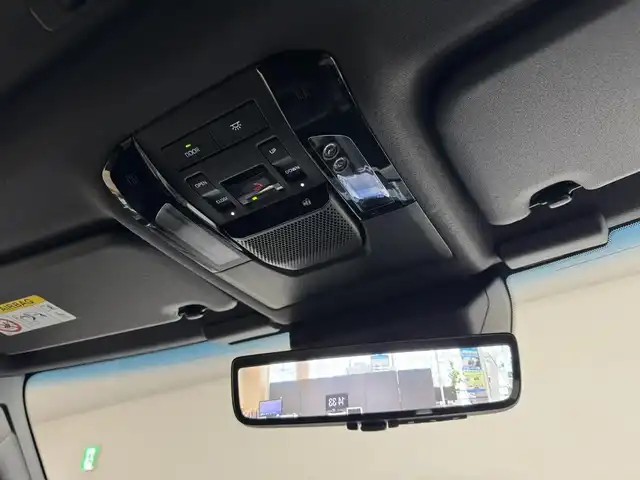 トヨタ ランドクルーザー ２５０ VX 三重県 2024(令6)年 0.8万km プラチナホワイトパールマイカ ガソリン/4WD/MTモード付フロア6AT/12.3インチナビ/（AM/FM/TV/Bluetooth/USB/iPod/CarPlay/AndroidAuto/Miracast）/パノラミックビューモニター（床下透過表示機能付）/ETC2.0/Toyota Safety Sense/●プリクラッシュセーフティ/●レーントレーシングアシスト＋LDA/●レーダークルコン/●オートハイビーム/●ロードサインアシスト/●ドライバー異常時対応システム/●プロアクティブドライビングアシスト/●発進遅れ告知機能/・ブラインドスポットモニター＋安心降車アシスト＋周辺車両接近時サポート（録画機能）/・ドライバーモニター/・パーキングサポートブレーキ（静止物・後方接近車両）/装備/・ムーンルーフ/・デジタルインナーミラー/・黒本革シート/・シートヒーター＋ベンチレーション（D/N）＋ステアリングヒーター/・パワーバックドア/・左右＆後席独立オートエアコン/・パワーシート（Dメモリー付8way/N4way）/・オートワイパー/・寒冷地仕様（リヤフォグライトなど）/・ステアリングスイッチ/・プッシュスタート/・純正18inAW/・保/取/・スマートキーx2/など