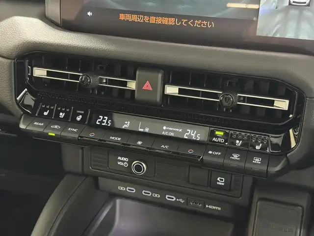 トヨタ ランドクルーザー ２５０ VX 三重県 2024(令6)年 0.8万km プラチナホワイトパールマイカ ガソリン/4WD/MTモード付フロア6AT/12.3インチナビ/（AM/FM/TV/Bluetooth/USB/iPod/CarPlay/AndroidAuto/Miracast）/パノラミックビューモニター（床下透過表示機能付）/ETC2.0/Toyota Safety Sense/●プリクラッシュセーフティ/●レーントレーシングアシスト＋LDA/●レーダークルコン/●オートハイビーム/●ロードサインアシスト/●ドライバー異常時対応システム/●プロアクティブドライビングアシスト/●発進遅れ告知機能/・ブラインドスポットモニター＋安心降車アシスト＋周辺車両接近時サポート（録画機能）/・ドライバーモニター/・パーキングサポートブレーキ（静止物・後方接近車両）/装備/・ムーンルーフ/・デジタルインナーミラー/・黒本革シート/・シートヒーター＋ベンチレーション（D/N）＋ステアリングヒーター/・パワーバックドア/・左右＆後席独立オートエアコン/・パワーシート（Dメモリー付8way/N4way）/・オートワイパー/・寒冷地仕様（リヤフォグライトなど）/・ステアリングスイッチ/・プッシュスタート/・純正18inAW/・保/取/・スマートキーx2/など