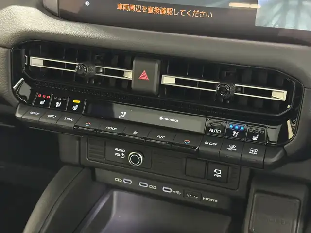 トヨタ ランドクルーザー ２５０ VX 三重県 2024(令6)年 0.8万km プラチナホワイトパールマイカ ガソリン/4WD/MTモード付フロア6AT/12.3インチナビ/（AM/FM/TV/Bluetooth/USB/iPod/CarPlay/AndroidAuto/Miracast）/パノラミックビューモニター（床下透過表示機能付）/ETC2.0/Toyota Safety Sense/●プリクラッシュセーフティ/●レーントレーシングアシスト＋LDA/●レーダークルコン/●オートハイビーム/●ロードサインアシスト/●ドライバー異常時対応システム/●プロアクティブドライビングアシスト/●発進遅れ告知機能/・ブラインドスポットモニター＋安心降車アシスト＋周辺車両接近時サポート（録画機能）/・ドライバーモニター/・パーキングサポートブレーキ（静止物・後方接近車両）/装備/・ムーンルーフ/・デジタルインナーミラー/・黒本革シート/・シートヒーター＋ベンチレーション（D/N）＋ステアリングヒーター/・パワーバックドア/・左右＆後席独立オートエアコン/・パワーシート（Dメモリー付8way/N4way）/・オートワイパー/・寒冷地仕様（リヤフォグライトなど）/・ステアリングスイッチ/・プッシュスタート/・純正18inAW/・保/取/・スマートキーx2/など