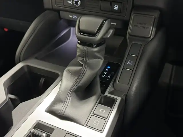 トヨタ ランドクルーザー ２５０ VX 三重県 2024(令6)年 0.8万km プラチナホワイトパールマイカ ガソリン/4WD/MTモード付フロア6AT/12.3インチナビ/（AM/FM/TV/Bluetooth/USB/iPod/CarPlay/AndroidAuto/Miracast）/パノラミックビューモニター（床下透過表示機能付）/ETC2.0/Toyota Safety Sense/●プリクラッシュセーフティ/●レーントレーシングアシスト＋LDA/●レーダークルコン/●オートハイビーム/●ロードサインアシスト/●ドライバー異常時対応システム/●プロアクティブドライビングアシスト/●発進遅れ告知機能/・ブラインドスポットモニター＋安心降車アシスト＋周辺車両接近時サポート（録画機能）/・ドライバーモニター/・パーキングサポートブレーキ（静止物・後方接近車両）/装備/・ムーンルーフ/・デジタルインナーミラー/・黒本革シート/・シートヒーター＋ベンチレーション（D/N）＋ステアリングヒーター/・パワーバックドア/・左右＆後席独立オートエアコン/・パワーシート（Dメモリー付8way/N4way）/・オートワイパー/・寒冷地仕様（リヤフォグライトなど）/・ステアリングスイッチ/・プッシュスタート/・純正18inAW/・保/取/・スマートキーx2/など