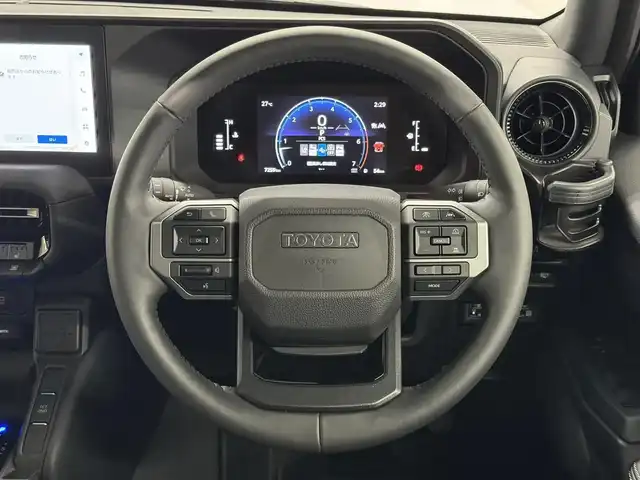 トヨタ ランドクルーザー ２５０ VX 三重県 2024(令6)年 0.8万km プラチナホワイトパールマイカ ガソリン/4WD/MTモード付フロア6AT/12.3インチナビ/（AM/FM/TV/Bluetooth/USB/iPod/CarPlay/AndroidAuto/Miracast）/パノラミックビューモニター（床下透過表示機能付）/ETC2.0/Toyota Safety Sense/●プリクラッシュセーフティ/●レーントレーシングアシスト＋LDA/●レーダークルコン/●オートハイビーム/●ロードサインアシスト/●ドライバー異常時対応システム/●プロアクティブドライビングアシスト/●発進遅れ告知機能/・ブラインドスポットモニター＋安心降車アシスト＋周辺車両接近時サポート（録画機能）/・ドライバーモニター/・パーキングサポートブレーキ（静止物・後方接近車両）/装備/・ムーンルーフ/・デジタルインナーミラー/・黒本革シート/・シートヒーター＋ベンチレーション（D/N）＋ステアリングヒーター/・パワーバックドア/・左右＆後席独立オートエアコン/・パワーシート（Dメモリー付8way/N4way）/・オートワイパー/・寒冷地仕様（リヤフォグライトなど）/・ステアリングスイッチ/・プッシュスタート/・純正18inAW/・保/取/・スマートキーx2/など