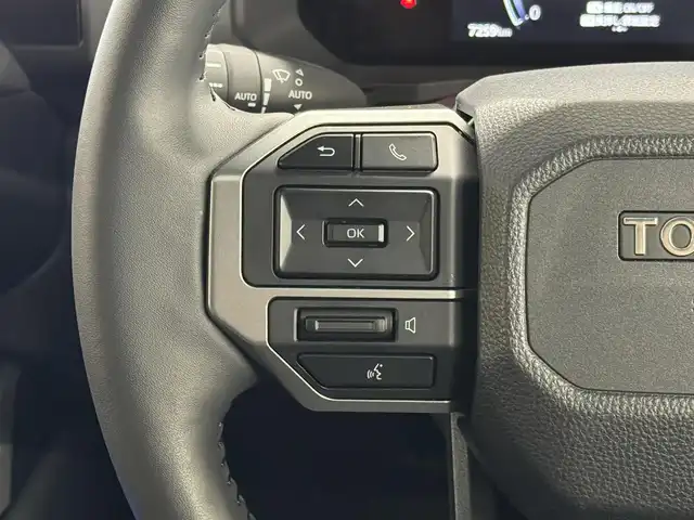 トヨタ ランドクルーザー ２５０ VX 三重県 2024(令6)年 0.8万km プラチナホワイトパールマイカ ガソリン/4WD/MTモード付フロア6AT/12.3インチナビ/（AM/FM/TV/Bluetooth/USB/iPod/CarPlay/AndroidAuto/Miracast）/パノラミックビューモニター（床下透過表示機能付）/ETC2.0/Toyota Safety Sense/●プリクラッシュセーフティ/●レーントレーシングアシスト＋LDA/●レーダークルコン/●オートハイビーム/●ロードサインアシスト/●ドライバー異常時対応システム/●プロアクティブドライビングアシスト/●発進遅れ告知機能/・ブラインドスポットモニター＋安心降車アシスト＋周辺車両接近時サポート（録画機能）/・ドライバーモニター/・パーキングサポートブレーキ（静止物・後方接近車両）/装備/・ムーンルーフ/・デジタルインナーミラー/・黒本革シート/・シートヒーター＋ベンチレーション（D/N）＋ステアリングヒーター/・パワーバックドア/・左右＆後席独立オートエアコン/・パワーシート（Dメモリー付8way/N4way）/・オートワイパー/・寒冷地仕様（リヤフォグライトなど）/・ステアリングスイッチ/・プッシュスタート/・純正18inAW/・保/取/・スマートキーx2/など