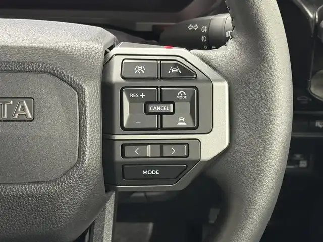トヨタ ランドクルーザー ２５０ VX 三重県 2024(令6)年 0.8万km プラチナホワイトパールマイカ ガソリン/4WD/MTモード付フロア6AT/12.3インチナビ/（AM/FM/TV/Bluetooth/USB/iPod/CarPlay/AndroidAuto/Miracast）/パノラミックビューモニター（床下透過表示機能付）/ETC2.0/Toyota Safety Sense/●プリクラッシュセーフティ/●レーントレーシングアシスト＋LDA/●レーダークルコン/●オートハイビーム/●ロードサインアシスト/●ドライバー異常時対応システム/●プロアクティブドライビングアシスト/●発進遅れ告知機能/・ブラインドスポットモニター＋安心降車アシスト＋周辺車両接近時サポート（録画機能）/・ドライバーモニター/・パーキングサポートブレーキ（静止物・後方接近車両）/装備/・ムーンルーフ/・デジタルインナーミラー/・黒本革シート/・シートヒーター＋ベンチレーション（D/N）＋ステアリングヒーター/・パワーバックドア/・左右＆後席独立オートエアコン/・パワーシート（Dメモリー付8way/N4way）/・オートワイパー/・寒冷地仕様（リヤフォグライトなど）/・ステアリングスイッチ/・プッシュスタート/・純正18inAW/・保/取/・スマートキーx2/など