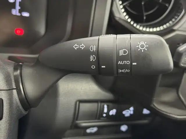 トヨタ ランドクルーザー ２５０ VX 三重県 2024(令6)年 0.8万km プラチナホワイトパールマイカ ガソリン/4WD/MTモード付フロア6AT/12.3インチナビ/（AM/FM/TV/Bluetooth/USB/iPod/CarPlay/AndroidAuto/Miracast）/パノラミックビューモニター（床下透過表示機能付）/ETC2.0/Toyota Safety Sense/●プリクラッシュセーフティ/●レーントレーシングアシスト＋LDA/●レーダークルコン/●オートハイビーム/●ロードサインアシスト/●ドライバー異常時対応システム/●プロアクティブドライビングアシスト/●発進遅れ告知機能/・ブラインドスポットモニター＋安心降車アシスト＋周辺車両接近時サポート（録画機能）/・ドライバーモニター/・パーキングサポートブレーキ（静止物・後方接近車両）/装備/・ムーンルーフ/・デジタルインナーミラー/・黒本革シート/・シートヒーター＋ベンチレーション（D/N）＋ステアリングヒーター/・パワーバックドア/・左右＆後席独立オートエアコン/・パワーシート（Dメモリー付8way/N4way）/・オートワイパー/・寒冷地仕様（リヤフォグライトなど）/・ステアリングスイッチ/・プッシュスタート/・純正18inAW/・保/取/・スマートキーx2/など