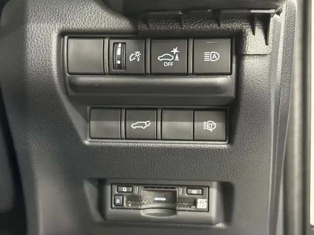 トヨタ ランドクルーザー ２５０ VX 三重県 2024(令6)年 0.8万km プラチナホワイトパールマイカ ガソリン/4WD/MTモード付フロア6AT/12.3インチナビ/（AM/FM/TV/Bluetooth/USB/iPod/CarPlay/AndroidAuto/Miracast）/パノラミックビューモニター（床下透過表示機能付）/ETC2.0/Toyota Safety Sense/●プリクラッシュセーフティ/●レーントレーシングアシスト＋LDA/●レーダークルコン/●オートハイビーム/●ロードサインアシスト/●ドライバー異常時対応システム/●プロアクティブドライビングアシスト/●発進遅れ告知機能/・ブラインドスポットモニター＋安心降車アシスト＋周辺車両接近時サポート（録画機能）/・ドライバーモニター/・パーキングサポートブレーキ（静止物・後方接近車両）/装備/・ムーンルーフ/・デジタルインナーミラー/・黒本革シート/・シートヒーター＋ベンチレーション（D/N）＋ステアリングヒーター/・パワーバックドア/・左右＆後席独立オートエアコン/・パワーシート（Dメモリー付8way/N4way）/・オートワイパー/・寒冷地仕様（リヤフォグライトなど）/・ステアリングスイッチ/・プッシュスタート/・純正18inAW/・保/取/・スマートキーx2/など