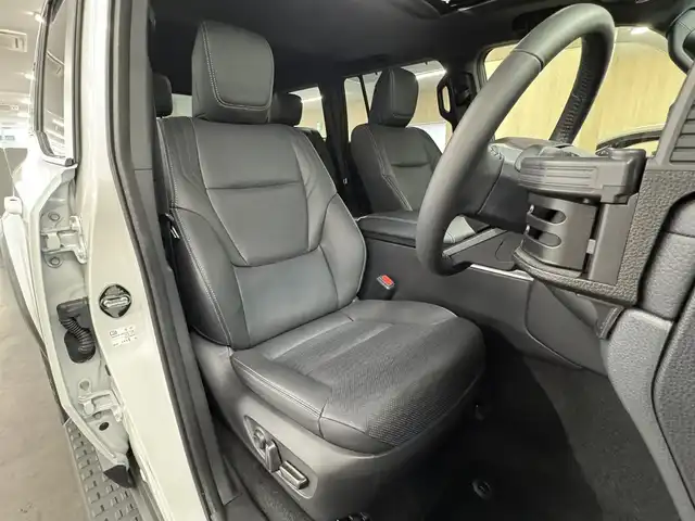 トヨタ ランドクルーザー ２５０ VX 三重県 2024(令6)年 0.8万km プラチナホワイトパールマイカ ガソリン/4WD/MTモード付フロア6AT/12.3インチナビ/（AM/FM/TV/Bluetooth/USB/iPod/CarPlay/AndroidAuto/Miracast）/パノラミックビューモニター（床下透過表示機能付）/ETC2.0/Toyota Safety Sense/●プリクラッシュセーフティ/●レーントレーシングアシスト＋LDA/●レーダークルコン/●オートハイビーム/●ロードサインアシスト/●ドライバー異常時対応システム/●プロアクティブドライビングアシスト/●発進遅れ告知機能/・ブラインドスポットモニター＋安心降車アシスト＋周辺車両接近時サポート（録画機能）/・ドライバーモニター/・パーキングサポートブレーキ（静止物・後方接近車両）/装備/・ムーンルーフ/・デジタルインナーミラー/・黒本革シート/・シートヒーター＋ベンチレーション（D/N）＋ステアリングヒーター/・パワーバックドア/・左右＆後席独立オートエアコン/・パワーシート（Dメモリー付8way/N4way）/・オートワイパー/・寒冷地仕様（リヤフォグライトなど）/・ステアリングスイッチ/・プッシュスタート/・純正18inAW/・保/取/・スマートキーx2/など