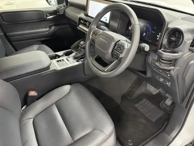 トヨタ ランドクルーザー ２５０ VX 三重県 2024(令6)年 0.8万km プラチナホワイトパールマイカ ガソリン/4WD/MTモード付フロア6AT/12.3インチナビ/（AM/FM/TV/Bluetooth/USB/iPod/CarPlay/AndroidAuto/Miracast）/パノラミックビューモニター（床下透過表示機能付）/ETC2.0/Toyota Safety Sense/●プリクラッシュセーフティ/●レーントレーシングアシスト＋LDA/●レーダークルコン/●オートハイビーム/●ロードサインアシスト/●ドライバー異常時対応システム/●プロアクティブドライビングアシスト/●発進遅れ告知機能/・ブラインドスポットモニター＋安心降車アシスト＋周辺車両接近時サポート（録画機能）/・ドライバーモニター/・パーキングサポートブレーキ（静止物・後方接近車両）/装備/・ムーンルーフ/・デジタルインナーミラー/・黒本革シート/・シートヒーター＋ベンチレーション（D/N）＋ステアリングヒーター/・パワーバックドア/・左右＆後席独立オートエアコン/・パワーシート（Dメモリー付8way/N4way）/・オートワイパー/・寒冷地仕様（リヤフォグライトなど）/・ステアリングスイッチ/・プッシュスタート/・純正18inAW/・保/取/・スマートキーx2/など