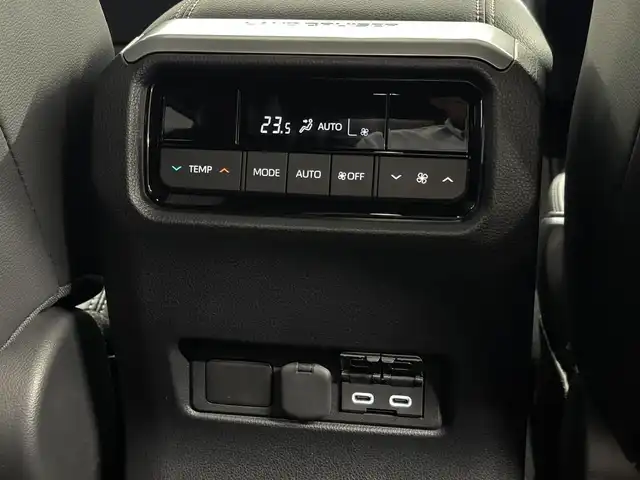 トヨタ ランドクルーザー ２５０ VX 三重県 2024(令6)年 0.8万km プラチナホワイトパールマイカ ガソリン/4WD/MTモード付フロア6AT/12.3インチナビ/（AM/FM/TV/Bluetooth/USB/iPod/CarPlay/AndroidAuto/Miracast）/パノラミックビューモニター（床下透過表示機能付）/ETC2.0/Toyota Safety Sense/●プリクラッシュセーフティ/●レーントレーシングアシスト＋LDA/●レーダークルコン/●オートハイビーム/●ロードサインアシスト/●ドライバー異常時対応システム/●プロアクティブドライビングアシスト/●発進遅れ告知機能/・ブラインドスポットモニター＋安心降車アシスト＋周辺車両接近時サポート（録画機能）/・ドライバーモニター/・パーキングサポートブレーキ（静止物・後方接近車両）/装備/・ムーンルーフ/・デジタルインナーミラー/・黒本革シート/・シートヒーター＋ベンチレーション（D/N）＋ステアリングヒーター/・パワーバックドア/・左右＆後席独立オートエアコン/・パワーシート（Dメモリー付8way/N4way）/・オートワイパー/・寒冷地仕様（リヤフォグライトなど）/・ステアリングスイッチ/・プッシュスタート/・純正18inAW/・保/取/・スマートキーx2/など