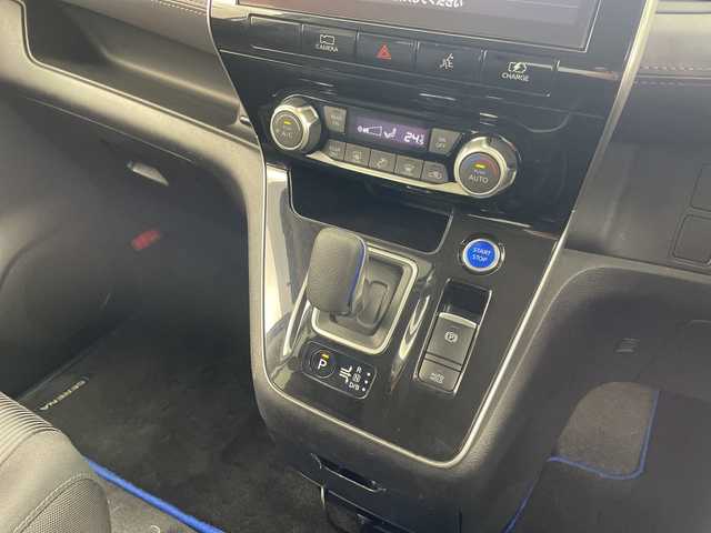 日産 セレナ e－パワー ハイウェイスター V 岐阜県 2021(令3)年 6.5万km ダークメタルグレー プロパイロット/10インチ純正SDナビ/フルセグ/BT/DVD/アラウンドビューモニター/デジタルインナーミラー/ビルトインETC/車線逸脱警報/車線逸脱防止支援/後側方車両検知警報/後側方衝突防止支援/エマージェンシーブレーキ/クリアランスソナー/両側パワースライドドア/LEDオートライト/フォグランプ/ハイビームアシスト/純正15インチAW/シートバックテーブル/サンシェード/純正フロアマット/サイドバイザー/スマートキー/スペアキー