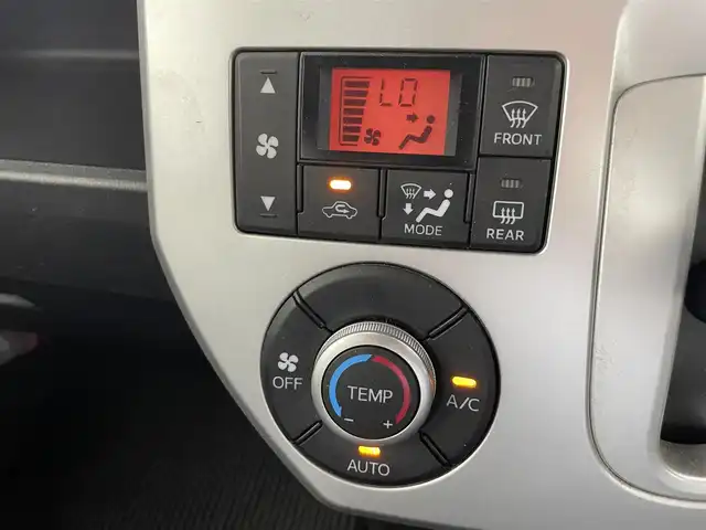 ダイハツ ウェイク X SA 滋賀県 2015(平27)年 8万km パールホワイトⅢ 社外メモリーナビ/フルセグテレビ/バックカメラ/片側パワースライドドア/アイドリングストップ/LEDヘッドライト/衝突軽減ブレーキ/オートライト/ETC/ステアリングスイッチ/プッシュスタート/スマートキー