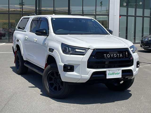 トヨタ ハイラックス Z GRスポーツ 青森県 2023(令5)年 0.9万km スーパーホワイトⅡ ・４ＷＤ/・ディーゼルターボ/・寒冷地仕様/・トヨタセーフティセンス/・レーンキープアシスト/・レーダークルーズコントロール/・純正メモリーナビ/　AM/FM/DVD/CD/BT/Miracast/・フルセグ/・全方位カメラ/・純正ＥＴＣ/・社外ドライブレコーダー/・ＳＭＡＲＴＴＯＰキャノピー/・ジャオスＢＡＴＴＬＥＺダンパー/・ジャオスリフトアップスプリング/・１８インチレイズ製ＴＥＡＭＤＡＹＴＯＮＡホイール装着/・フードモール/・サイドターンランプ付電動格納ドアミラー/・専用オーバーフェンダー/・専用エンブレム（フロント・サイド・リア）/・マッドフラップ/・パワーシート（運転席側）/・合皮シートカバー/・ワイパーデアイサー/・オートライト/・ＬＥＤフォグランプ/・ドアバイザー/・純正フロアマット（ゴムタイプ）/・スペアキー/・保証書/・取扱説明書/マフラー純正戻します