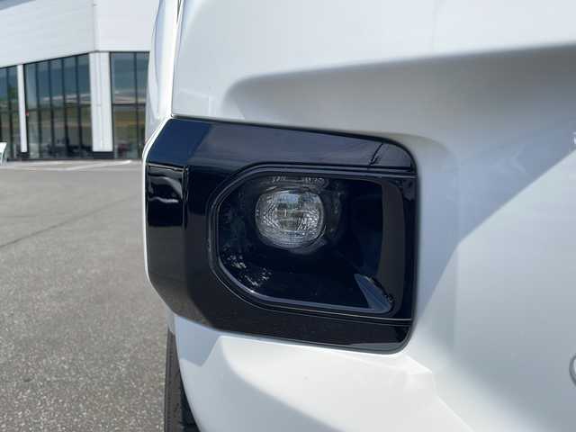 トヨタ ハイラックス Z GRスポーツ 青森県 2023(令5)年 0.9万km スーパーホワイトⅡ ・４ＷＤ/・ディーゼルターボ/・寒冷地仕様/・トヨタセーフティセンス/・レーンキープアシスト/・レーダークルーズコントロール/・純正メモリーナビ/　AM/FM/DVD/CD/BT/Miracast/・フルセグ/・全方位カメラ/・純正ＥＴＣ/・社外ドライブレコーダー/・ＳＭＡＲＴＴＯＰキャノピー/・ジャオスＢＡＴＴＬＥＺダンパー/・ジャオスリフトアップスプリング/・１８インチレイズ製ＴＥＡＭＤＡＹＴＯＮＡホイール装着/・フードモール/・サイドターンランプ付電動格納ドアミラー/・専用オーバーフェンダー/・専用エンブレム（フロント・サイド・リア）/・マッドフラップ/・パワーシート（運転席側）/・合皮シートカバー/・ワイパーデアイサー/・オートライト/・ＬＥＤフォグランプ/・ドアバイザー/・純正フロアマット（ゴムタイプ）/・スペアキー/・保証書/・取扱説明書/マフラー純正戻します